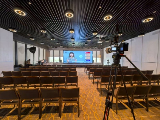 A room with chairs and a video camera
AI-generated content may be incorrect.